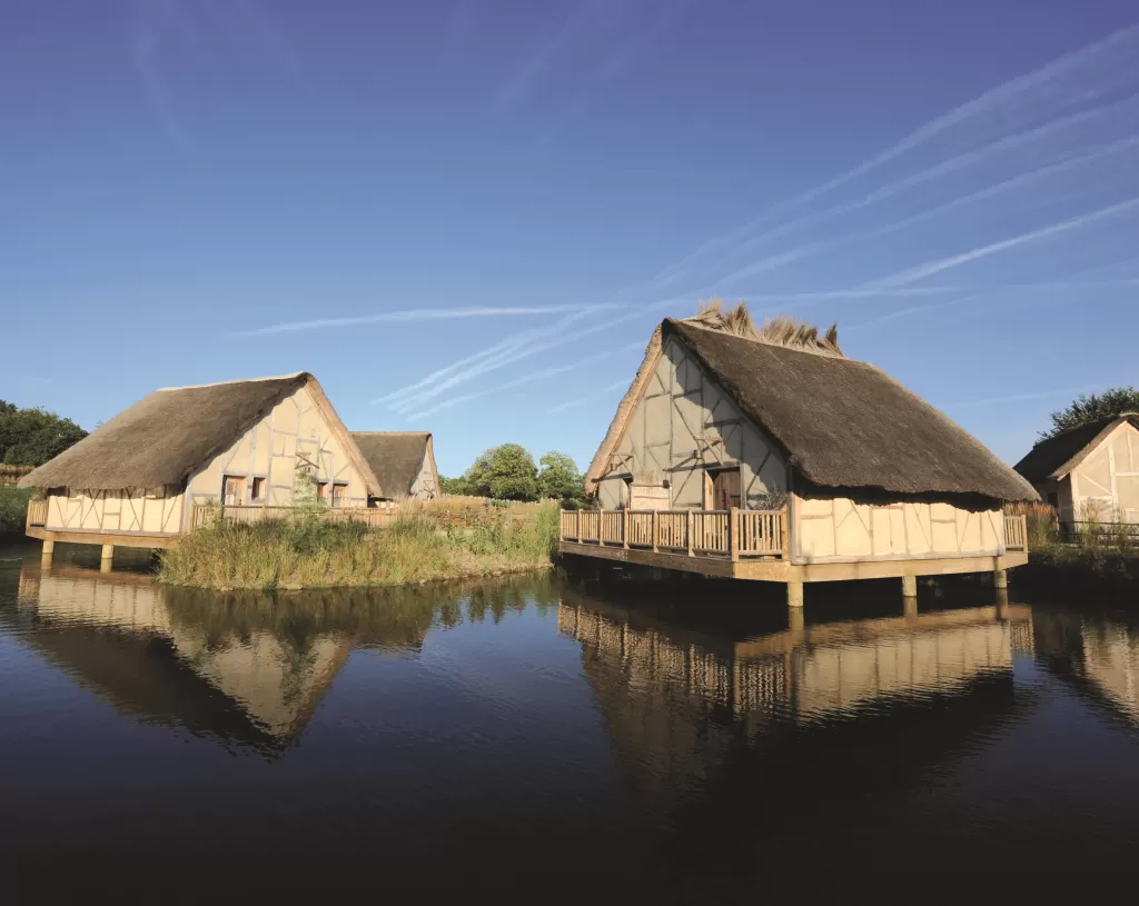 Hôtel Les Îles de Clovis au Puy du Fou - cabanes palafittes