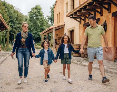 Famille marche rue gallo romaine
