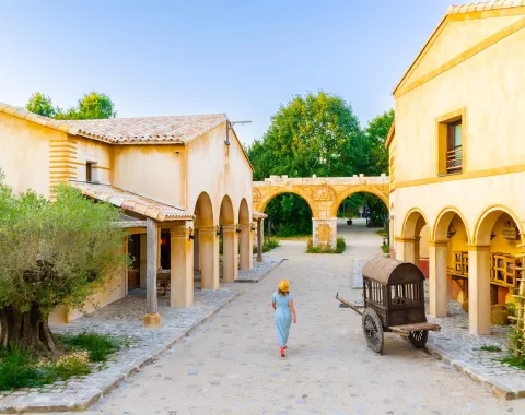 femme marche rue gallo romaine plan large