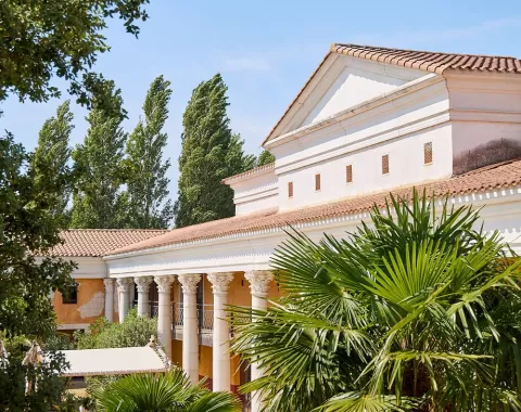 Façade de l'hotel et jardin de la villa gallo romaine