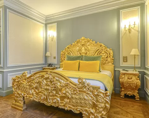 La chambre dans un décor inspiré de l'époque du Roi Soleil dans l'hôtel "Le Grand Siècle"