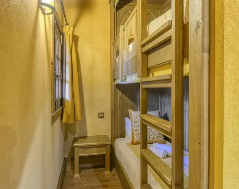 Les lits superposés de la chambre d'hôtel "La Citadelle"