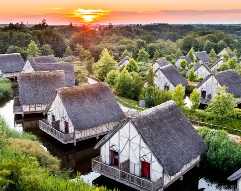 Le coucher de soleil sur les huttes de l'hôtel "Les Iles de Clovis"
