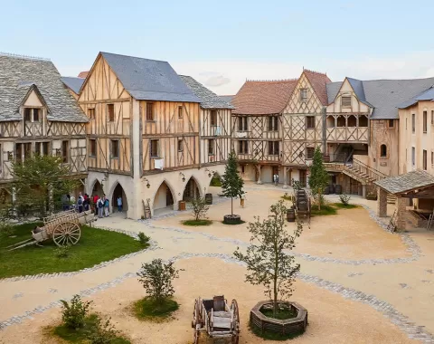 La cour de l'hôtel "La Citadelle" avec ses coursives pavées.