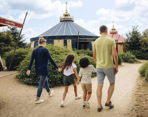 Une famille se balade entre les logeries de l'hôtel "Le Camp du Drap d'Or"