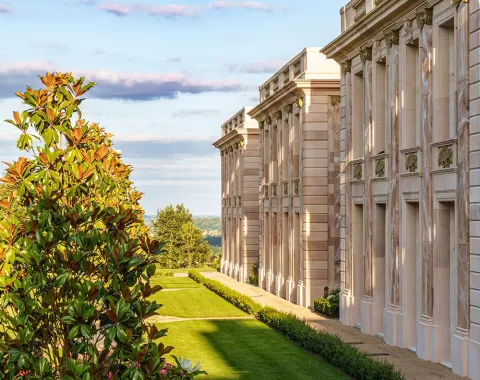 L'extérieur de l'hôtel "Le Grand Siècle" du Puy du Fou.