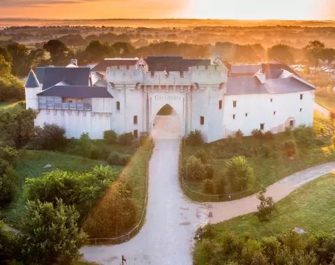 L'extérieur de l'hôtel "La Citadelle" du Puy du Fou.