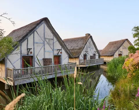 Les huttes de l'hôtel "Les Iles de Clovis" sur pilotis