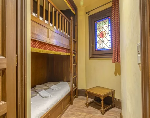 Les lits superposés de la chambre de l'hôtel "Le Camp du Drap d'Or"