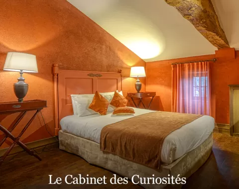 La suite "Le Cabinet des Curiosités" de l'hôtel "Le Logis de Lescure".