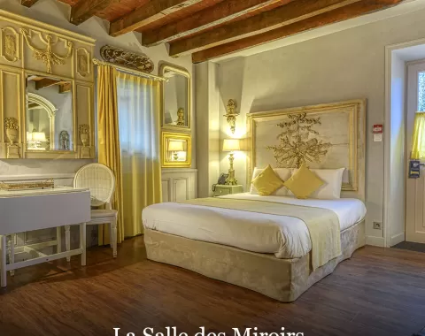 La suite "La Salle des Miroirs" de l'hôtel "Le Logis de Lescure".