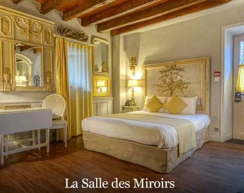 La suite "La Salle des Miroirs" de l'hôtel "Le Logis de Lescure".