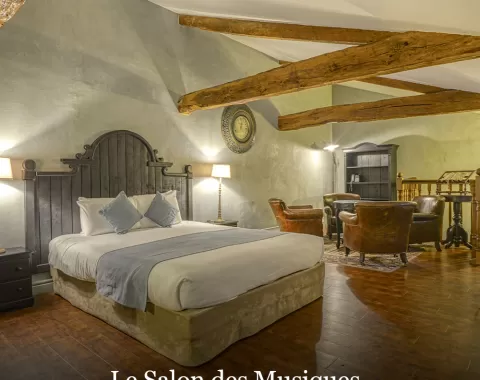 La suite "Le Salon des Musiques" de l'hôtel "Le Logis de Lescure".