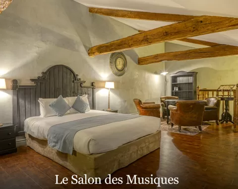 La suite "Le Salon des Musiques" de l'hôtel "Le Logis de Lescure".