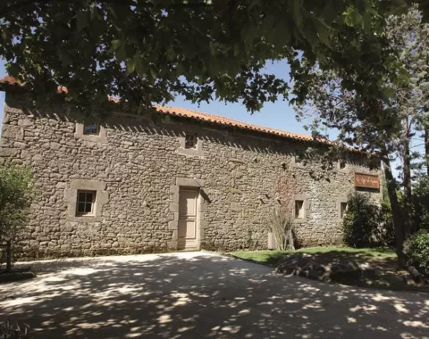 L'extérieur de l'hôtel "Le Logis de Lescure".
