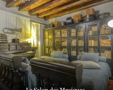 La suite "Le Salon des Musiques" de l'hôtel "Le Logis de Lescure".