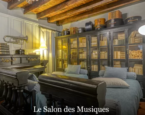 La suite "Le Salon des Musiques" de l'hôtel "Le Logis de Lescure".