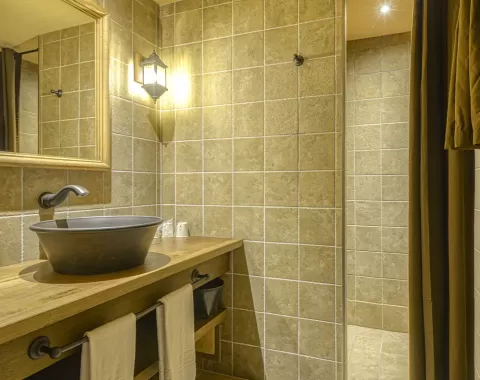 La salle d'eau de la chambre d'hôtel "La Citadelle"