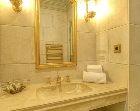 La salle d'eau de la chambre d'hôtel "Le Grand Siècle"