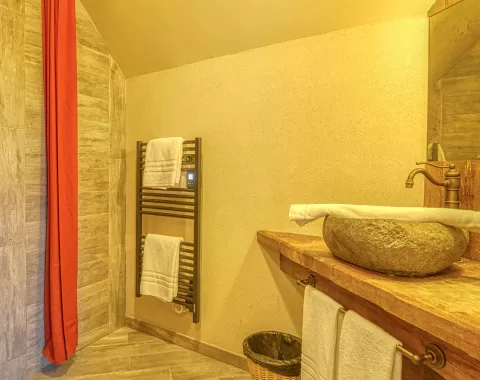 La salle d'eau de la chambre d'hôtel "Les Iles de Clovis"