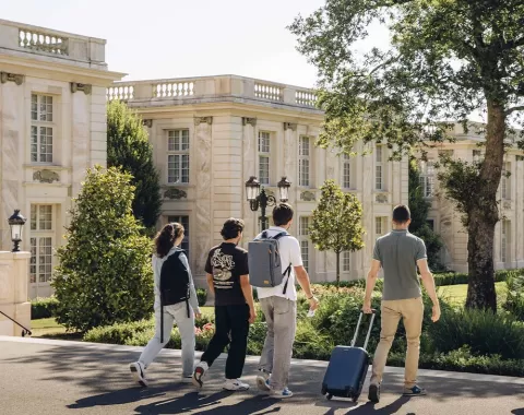 Les visiteurs marchent dans les jardins à la française des 8 pavillons de l'hôtel "Le Grand Siècle".