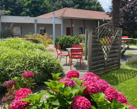 Hotel_Logis d'Elbee_Patio