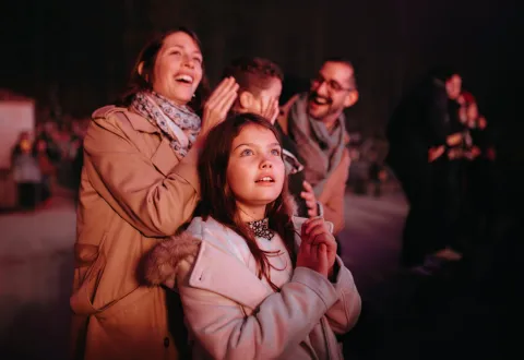 Famille devant le spectacle nocturne Les Noces de Feu