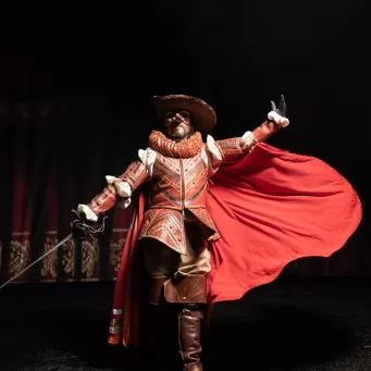 Cyrano de Bergerac dans Mousquetaire de Richelieu, voix incarnée par Gérard Depardieu au Puy du Fou