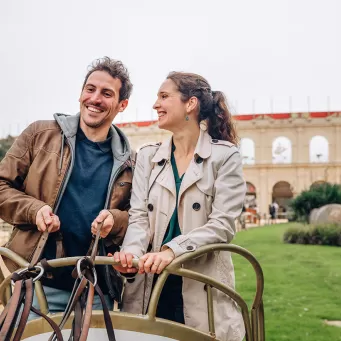 Couple devant le Stadium Gallo-Romain