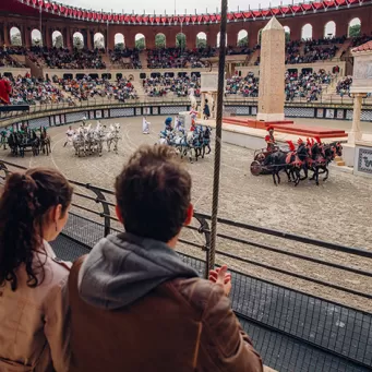 Couple devant le spectacle "Le Signe du Triomphe" au Puy du Fou.
