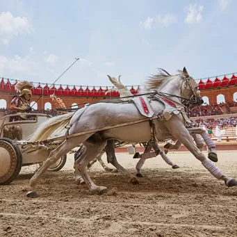 Course de chars au Puy du Fou