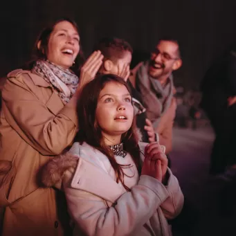 Famille devant un spectacle nocturne