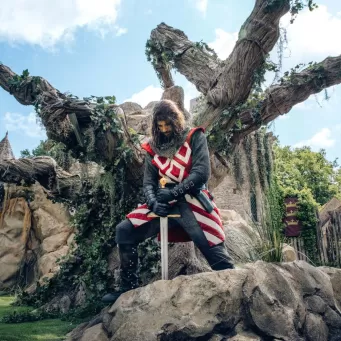 Tristan retirant l'épée dans le spectacle l'Epée du roi Arthur au Puy du Fou