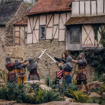 Les chevaliers de la table ronde en train de faire un pacte