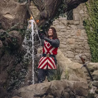Tristan retirant Excalibur dans le spectacle "L'Epée du Roi Arthur"