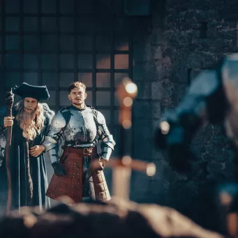 Le roi Arthur et Merlin face à l'épée dans le rocher dans le spectacle sur la légende arthurienne du Puy du Fou