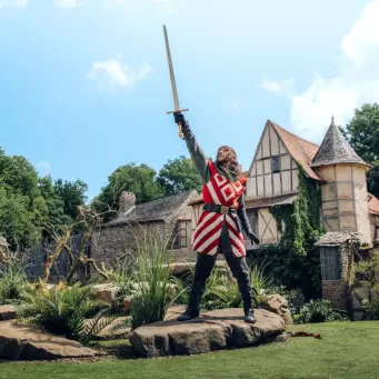 Tristan brandissant l'Epée du Roi Arthur dans le spectacle du Puy du Fou