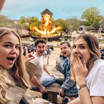Etudiants devant un spectacle du Puy du Fou