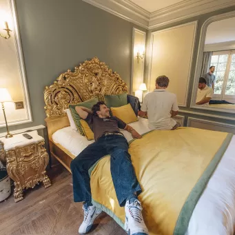 Amis dans une chambre du Grand Siècle au Puy du Fou