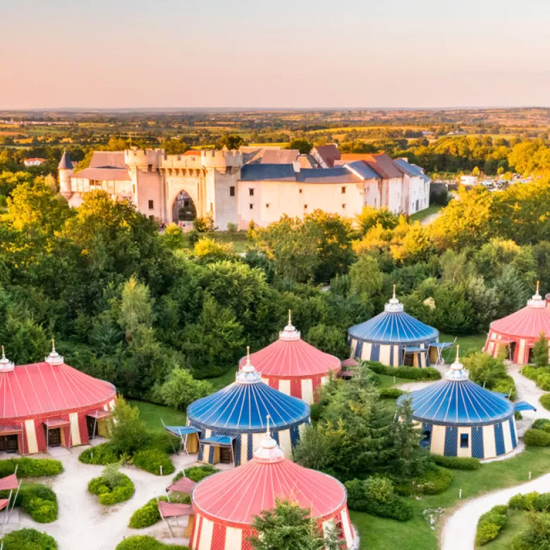 Les Hôtels de la Cité Nocturne, image du Camp du Drap d'Or et la Citadelle dans la forêt du Puy du Fou