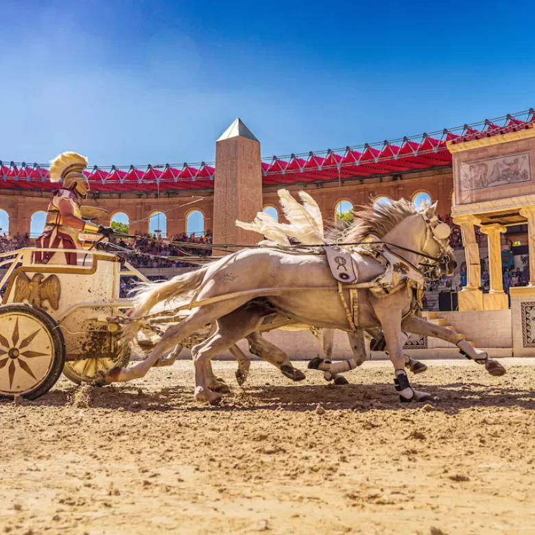 Course de char dans le Signe du Triomphe au Puy du Fou image sur le char blanc de Damien
