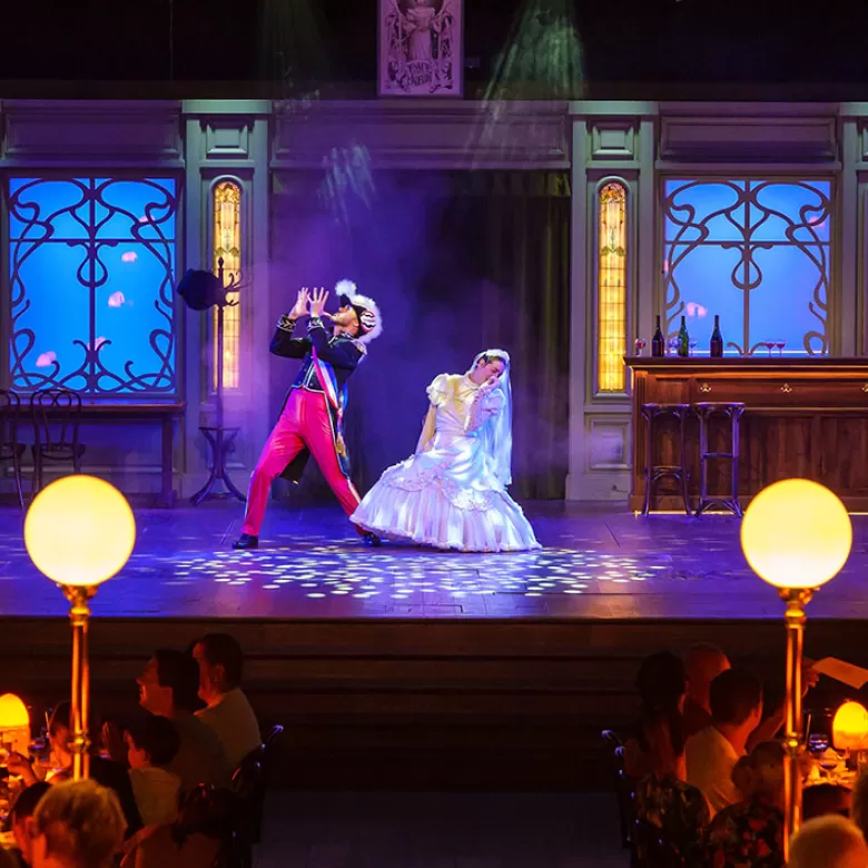 Photo du spectacle joué au restaurant Le Café de la Madelon au Puy du Fou