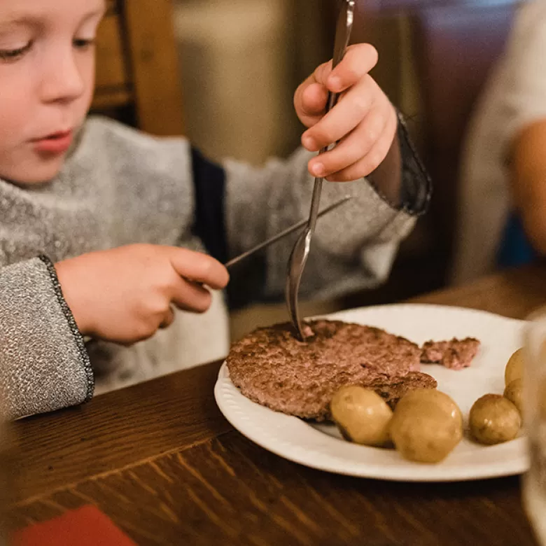 Petit garçon déjeunant dans un restaurant du Puy du Fou