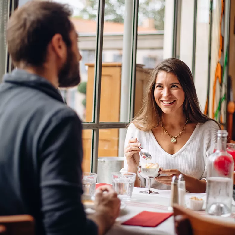 Couple installé au Bistrot, l'un des restaurants du Puy du Fou