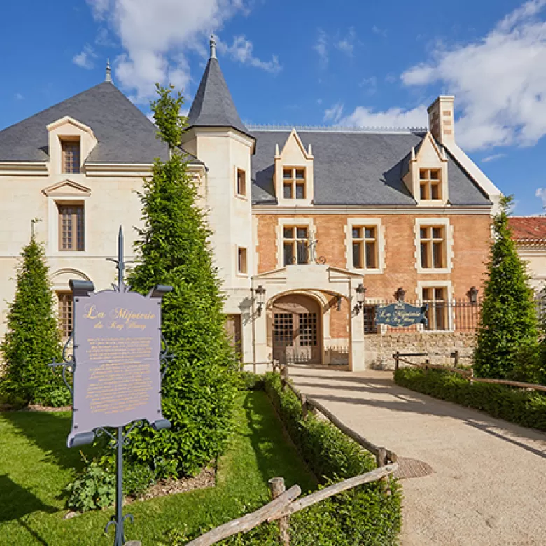 Façade du restaurant "La Mijoterie du Roy Henry" au Puy du Fou