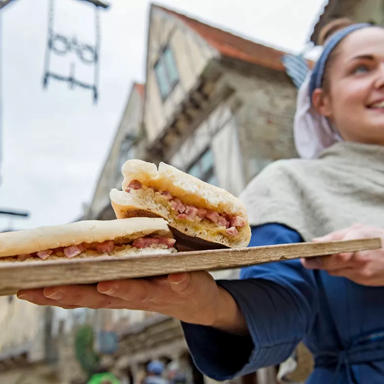 Service à l’Estaminet, restauration rapide au Puy du Fou
