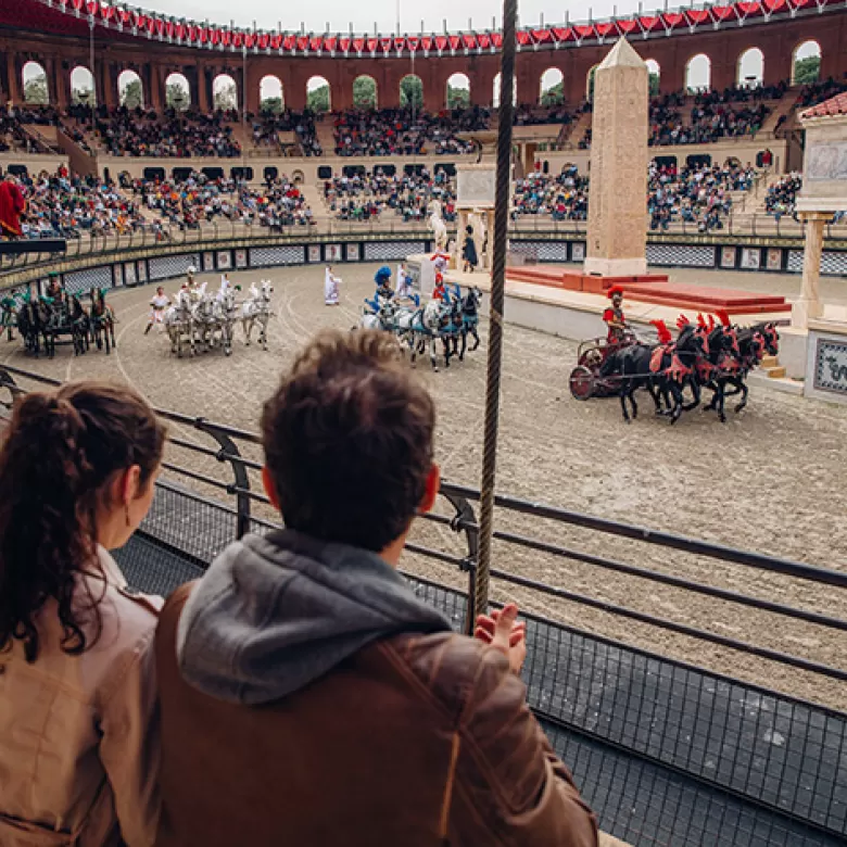 Visiteurs en espace émotion, espace privilégié dans les tribunes du Signe du Triomphe. Pass Emotion du Puy du Fou, disponible au prix de 30€ par personne (variable selon périodes)