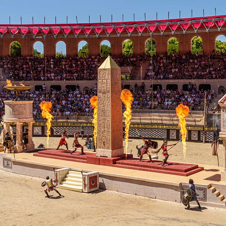 Extrait du spectacle “Le Signe du Triomphe” au Puy du Fou, qui met en scène un spectacle de gladiateurs.