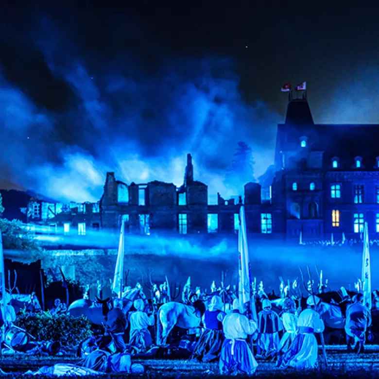 Façade du château du Puy du Fou, illuminée pendant la Cinéscénie