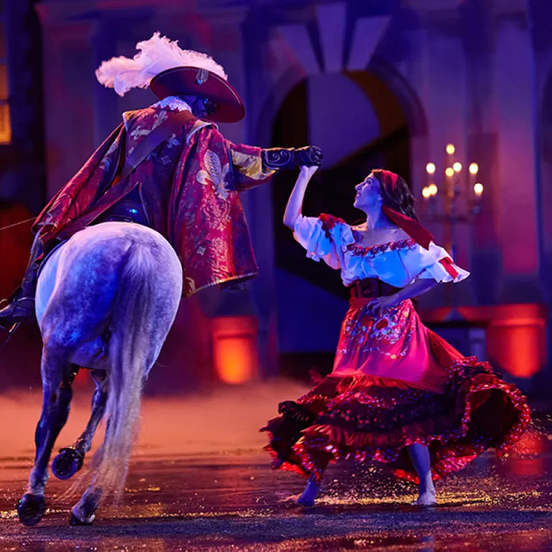 Mousquetaire et flamenca dans le spectacle "Mousquetaire de Richelieu"